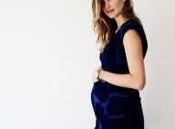 Behati Prinsloo enceinte : Ventre bien rond, bikini, elle est radieuse !