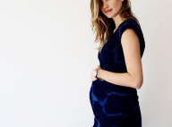 Behati Prinsloo enceinte : Ventre bien rond, bikini, elle est radieuse !