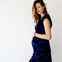 Behati Prinsloo enceinte : Ventre bien rond, bikini, elle est radieuse !