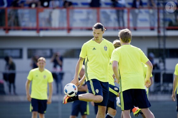 Zlatan Ibrahimovic s'entraîne avec l'équipe nationale de Suède à Saint-Nazaire le 8 juin 2016.