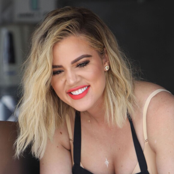 Khloe Kardashian offre des glaces derrière le comptoir d'un van à Los Angeles, le 8 juin 2016