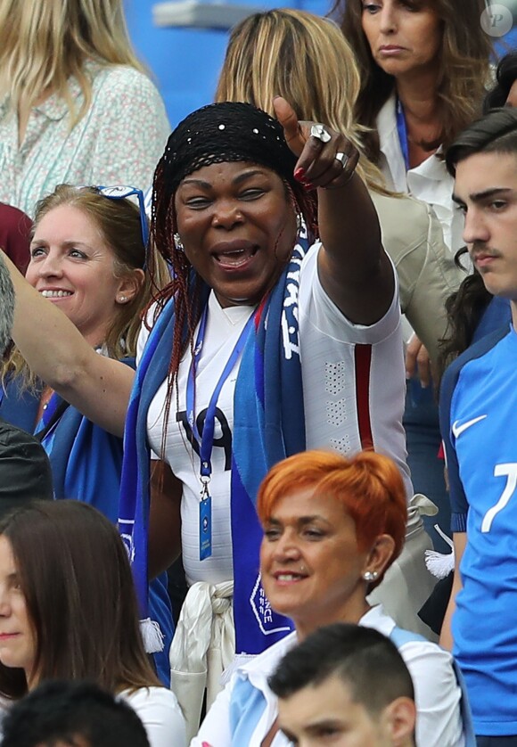 Maman de Paul Pogba au match d'ouverture de l'Euro 2016, France-Roumanie au Stade de France, le 10 juin 2016. © Cyril Moreau/Bestimage10/06/2016 - Saint-Denis