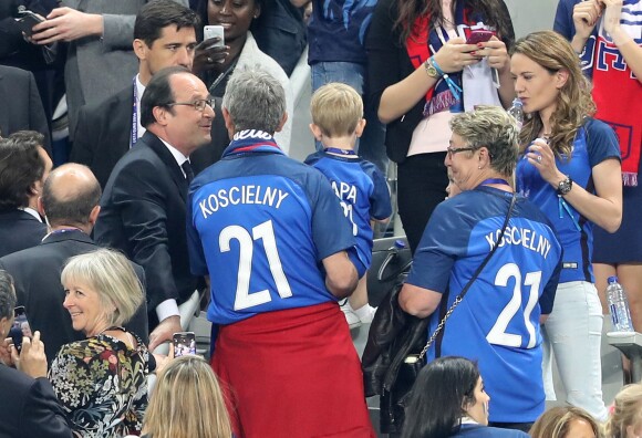 Francois Hollande et la famille de Laurent Koscielny au match d'ouverture de l'Euro 2016, France-Roumanie au Stade de France, le 10 juin 2016. © Cyril Moreau/Bestimage10/06/2016 - Saint-Denis