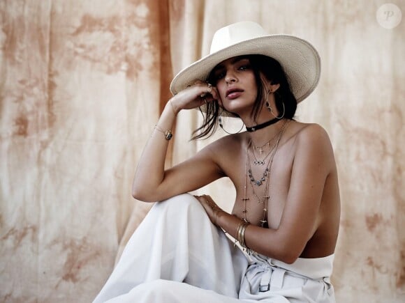Emily Ratajkowski, très sexy, dans la nouvelle campagne de publicité pour la marque de bijoux Jacquie Aiche à Los Angeles