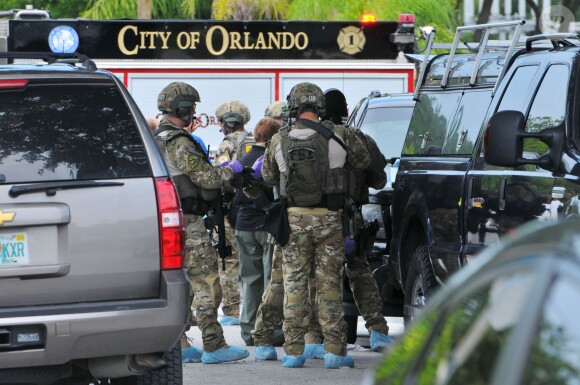Les forces de l'ordre devant le club The Pulse à Orlando, en Floride, le 12 juin 2016