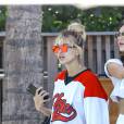 Hailey Baldwin et Mari Mckinney profitent d'un après-midi ensoleillé à Miami, le 12 juin 2016.