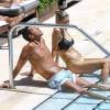 L'entraineur de l'Atletico Madrid Diego Simeone et son épouse Carla Pereyra (enceinte) à la piscine d'un hôtel à Miami, le 12 juin 2016.