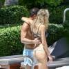 Diego Simeone et sa femme Carla Pereyra (enceinte) à la piscine d'un hôtel à Miami, le 12 juin 2016.