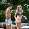 L'entraineur de l'Atletico Madrid Diego Simeone et sa femme Carla Pereyra (enceinte) à la piscine d'un hôtel à Miami, le 12 juin 2016.