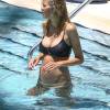 L'entraineur de l'Atletico Madrid Diego Simeone et sa femme Carla Pereyra (enceinte) à la piscine d'un hôtel à Miami, le 12 juin 2016.