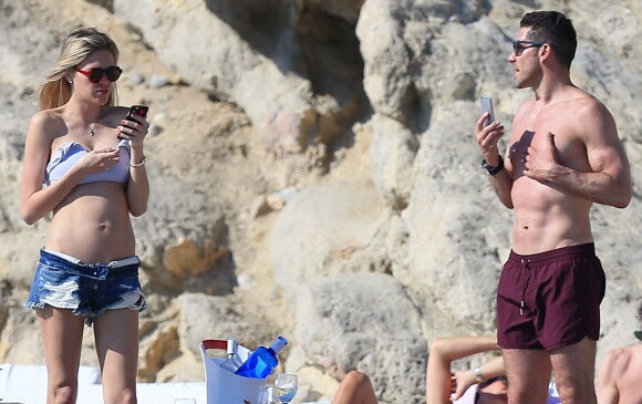 Exclusif - L'entraîneur de l'Atlético Madrid Diego Simeone et sa compagne Carla Pereyra passent des vacances à Ibiza le 16 mai 2016.