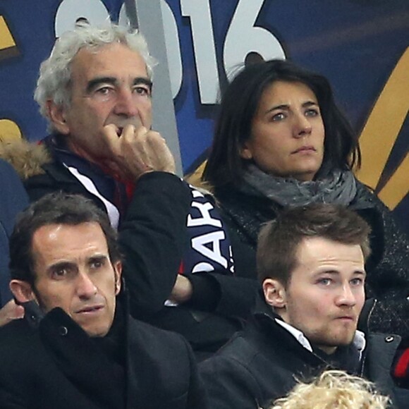 Raymond Domenech et sa compagne Estelle Denis - People dans les tribunes du match de coupe de la ligue PSG-Lille au Stade de France à Paris, le 23 avril 2016.