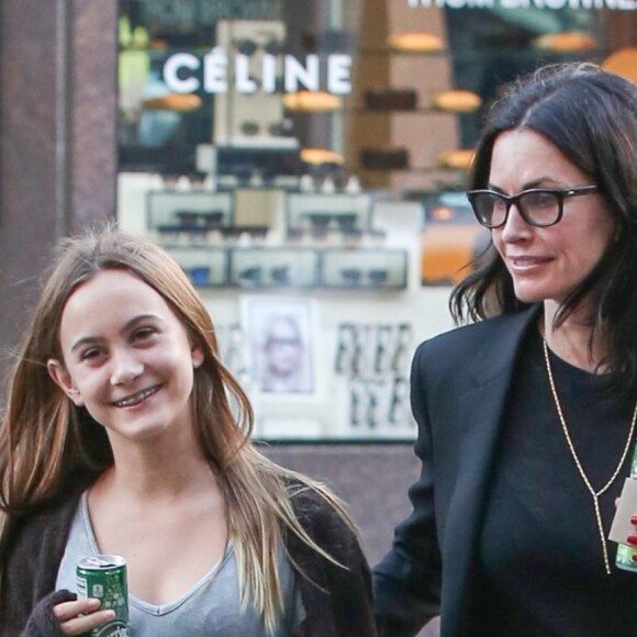 Courteney Cox se promène avec sa fille Coco Arquette dans les rues de Los Angeles, le 3 mai 2016