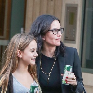 Courteney Cox se promène avec sa fille Coco Arquette dans les rues de Los Angeles, le 3 mai 2016