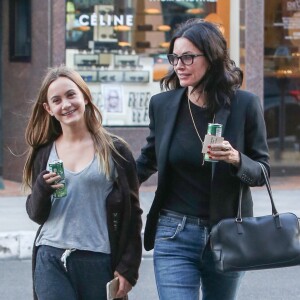 Courteney Cox se promène avec sa fille Coco Arquette dans les rues de Los Angeles, le 3 mai 2016