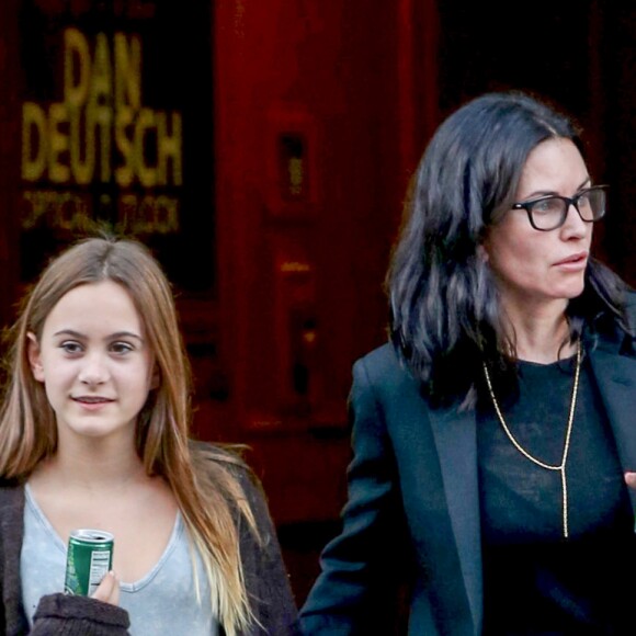 Courteney Cox se promène avec sa fille Coco Arquette dans les rues de Los Angeles, le 3 mai 2016