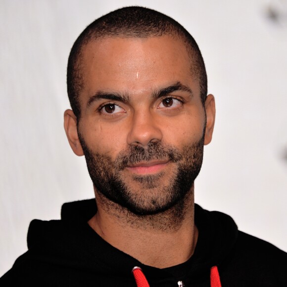 Tony Parker rencontre ses fans lors d'une séance de dédicace à l'occasion du Basket Ball Day à l'Atelier Renault, sur les Champs-Elysées à Paris, le 23 septembre 2015, pour célébrer la fin de l'EuroBasket 2015.