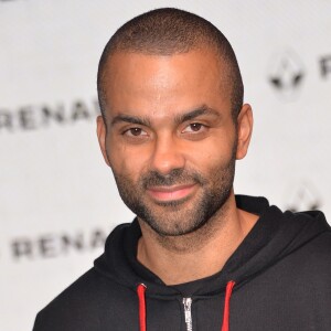 Tony Parker rencontre ses fans lors d'une séance de dédicace à l'occasion du Basket Ball Day à l'Atelier Renault, sur les Champs-Elysées à Paris, le 23 septembre 2015, pour célébrer la fin de l'EuroBasket 2015.