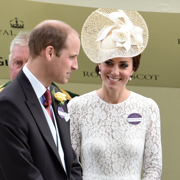 Kate Middleton, pour sa première fois au Royal Ascot, secondait le 15 juin 2016 le prince William lors de la remise du trophée de la course Duc de Cambridge.