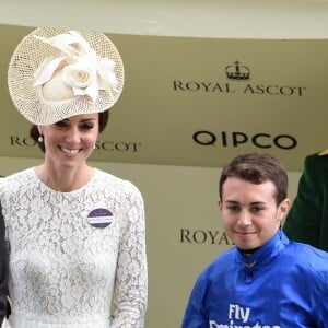 Kate Middleton, pour sa première fois au Royal Ascot, secondait le 15 juin 2016 le prince William lors de la remise du trophée de la course Duc de Cambridge.