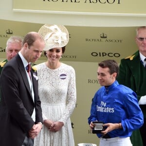 Kate Middleton, pour sa première fois au Royal Ascot, secondait le 15 juin 2016 le prince William lors de la remise du trophée de la course Duc de Cambridge.