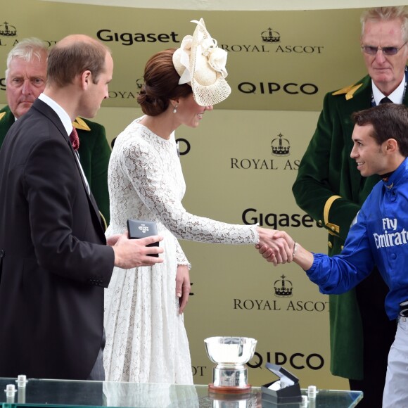 Kate Middleton, pour sa première fois au Royal Ascot, secondait le 15 juin 2016 le prince William lors de la remise du trophée de la course Duc de Cambridge.