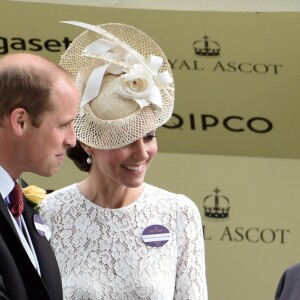 Kate Middleton, pour sa première fois au Royal Ascot, secondait le 15 juin 2016 le prince William lors de la remise du trophée de la course Duc de Cambridge.