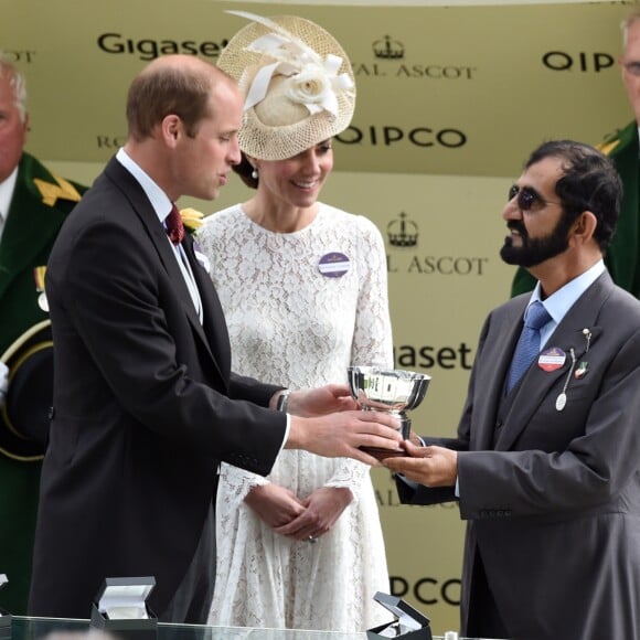 Kate Middleton, pour sa première fois au Royal Ascot, secondait le 15 juin 2016 le prince William lors de la remise du trophée de la course Duc de Cambridge.