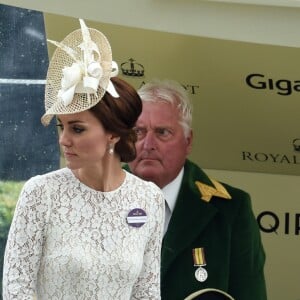 Kate Middleton, pour sa première fois au Royal Ascot, secondait le 15 juin 2016 le prince William lors de la remise du trophée de la course Duc de Cambridge.