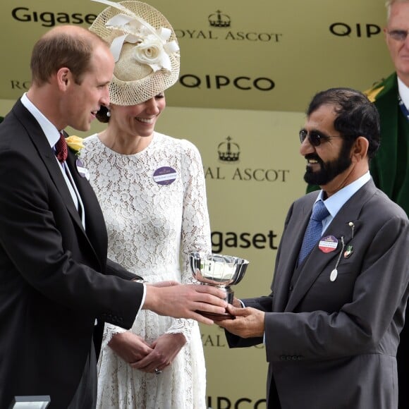 Kate Middleton, pour sa première fois au Royal Ascot, secondait le 15 juin 2016 le prince William lors de la remise du trophée de la course Duc de Cambridge.