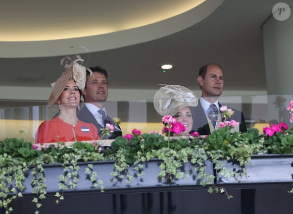 Kate Middleton retrouvait la princesse Mary de Danemark, venue avec son époux le prince Frederik, le 15 juin 2016 au Royal Ascot.
