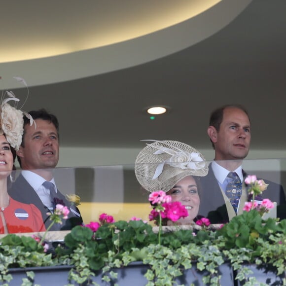 Kate Middleton retrouvait la princesse Mary de Danemark, venue avec son époux le prince Frederik, le 15 juin 2016 au Royal Ascot.