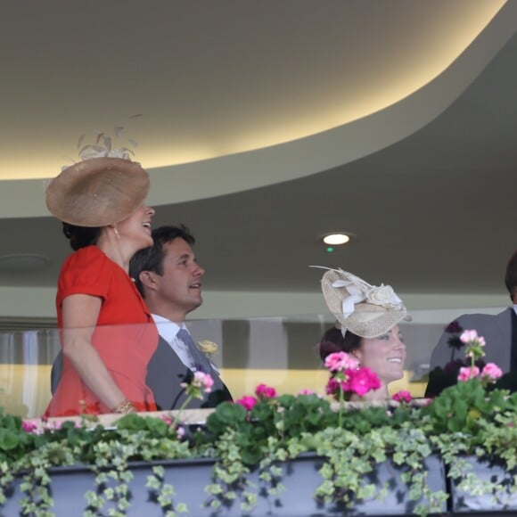 Kate Middleton retrouvait la princesse Mary de Danemark, venue avec son époux le prince Frederik, le 15 juin 2016 au Royal Ascot.