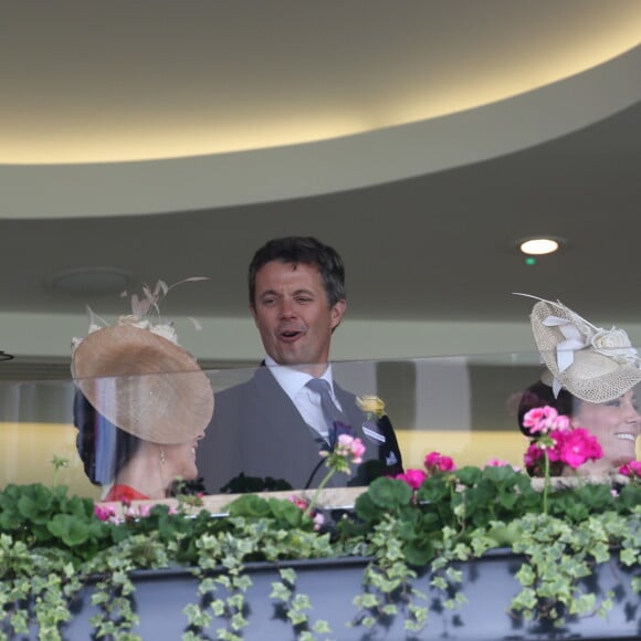 Kate Middleton retrouvait la princesse Mary de Danemark le 15 juin 2016 au Royal Ascot.