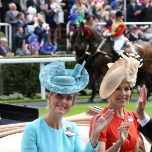 La comtesse Sophie de Wessex et le prince Edward, comte de Wessex, avec la princesse Mary et le prince Frederik de Danemark au Royal Ascot le 15 juin 2016