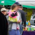 Mila Kunis et Ashton Kutcher font leurs courses avec leur fille Wyatt au Farmer's Market de Los Angeles, le 29 mai 2016