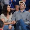 Mila Kunis et son fiancé Ashton Kutcher très amoureux et très complices au match de basket des Lakers à Oklahoma City, le 19 décembre 2014.