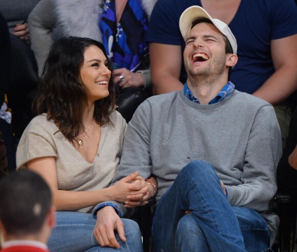 Mila Kunis et son fiancé Ashton Kutcher très amoureux et très complices au match de basket des Lakers à Oklahoma City, le 19 décembre 2014.