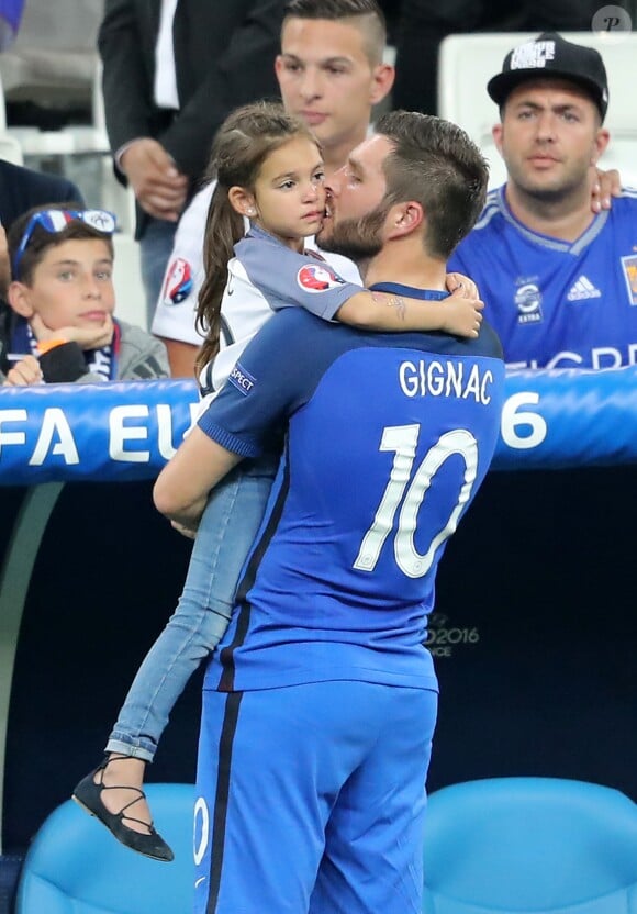 André-Pierre Gignac et sa fille Grâce au match de l'Euro 2016 France-Albanie au Stade Vélodrome à Marseille, le 15 juin 2016. © Cyril Moreau/Bestimage