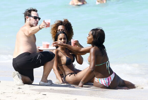 Fanny Neguesha avec des amis sur la plage à Miami, le 15 juin 2016.