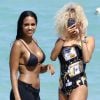 Rose Bertram et Fanny Neguesha avec des amis sur la plage à Miami, le 15 juin 2016.