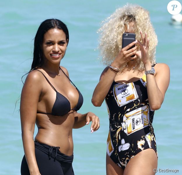Rose Bertram et Fanny Neguesha avec des amis sur la plage à Miami, le 15 juin 2016.