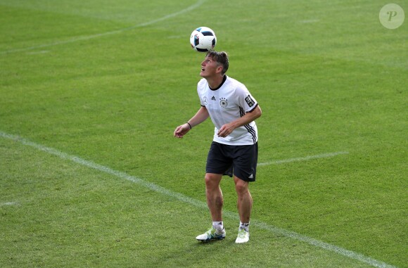 Bastian Schweinsteiger et l'équipe d'Allemagne de football s'entraînant en Suisse le 31 mai 2016 à quelques jours du début de l'Euro.