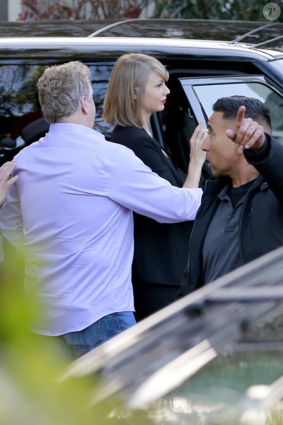 Taylor Swift se rend avec son compagnon Calvin Harris et ses parents, Scott et Andrea, chez des amis pour fêter son anniversaire à Beverly Hills. Le 13 décembre 2015