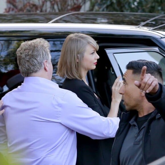 Taylor Swift se rend avec son compagnon Calvin Harris et ses parents, Scott et Andrea, chez des amis pour fêter son anniversaire à Beverly Hills. Le 13 décembre 2015