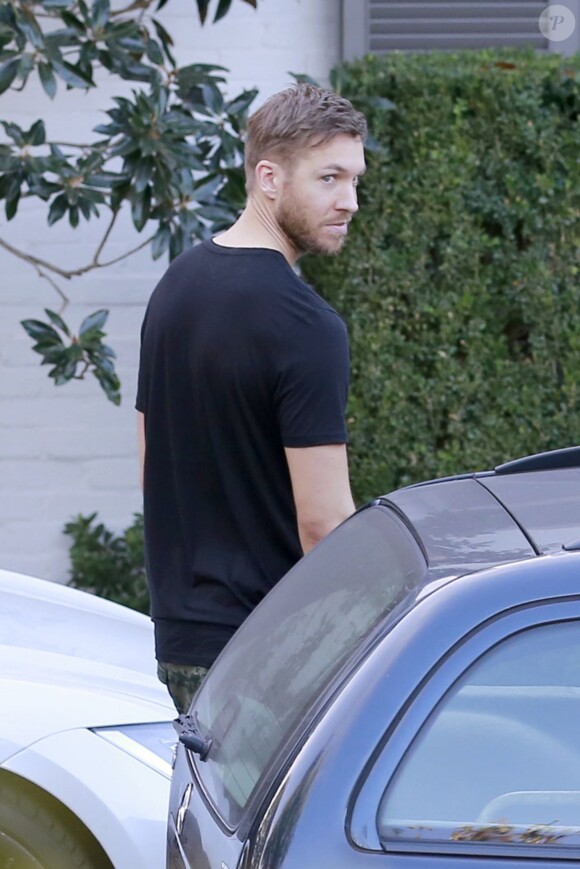 Taylor Swift se rend avec son compagnon Calvin Harris et ses parents, Scott et Andrea, chez des amis pour fêter son anniversaire à Beverly Hills. Le 13 décembre 2015