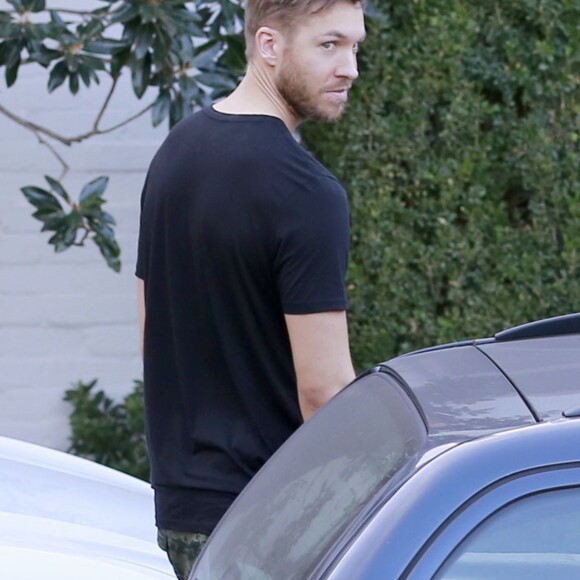 Taylor Swift se rend avec son compagnon Calvin Harris et ses parents, Scott et Andrea, chez des amis pour fêter son anniversaire à Beverly Hills. Le 13 décembre 2015