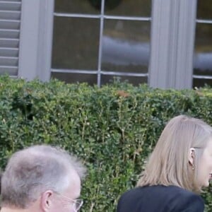 Taylor Swift se rend avec son compagnon Calvin Harris et ses parents, Scott et Andrea, chez des amis pour fêter son anniversaire à Beverly Hills. Le 13 décembre 2015