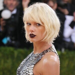 Taylor Swift - Soirée Costume Institute Benefit Gala 2016 (Met Ball) sur le thème de "Manus x Machina" au Metropolitan Museum of Art à New York, le 2 mai 2016.