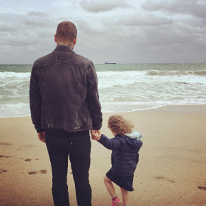Alex Peyrat et sa fille Romy qu'il partage avec Beatrice Martin, la chanteuse Coeur de Pirate. Photo publiée sur le compte Instagram du tatoueur en mai 2016